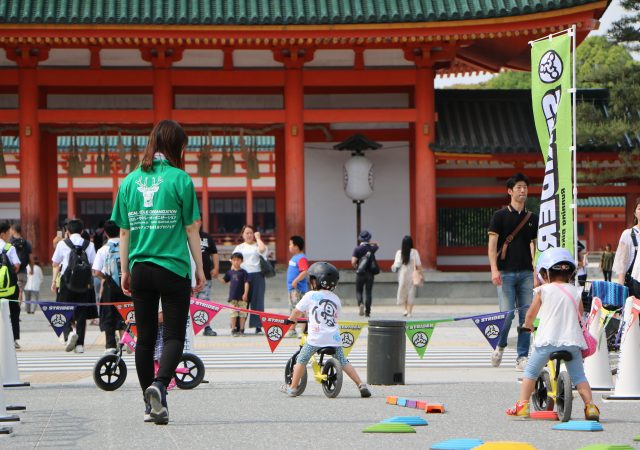 自転車を乗る前の子どもたち向けにキッズバイク教室を開催、そのお手伝いをしました。